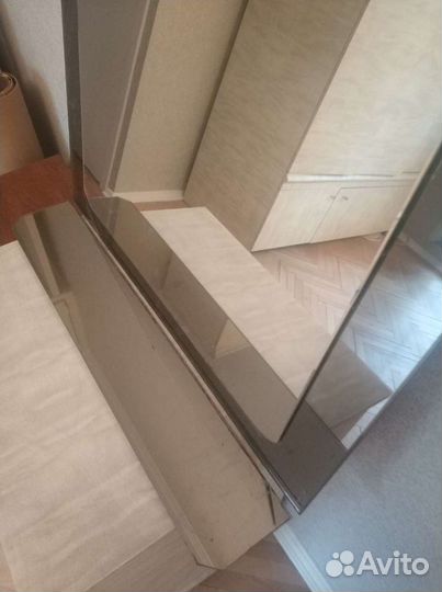 Зеркало в раме с полкой в ванную комнату