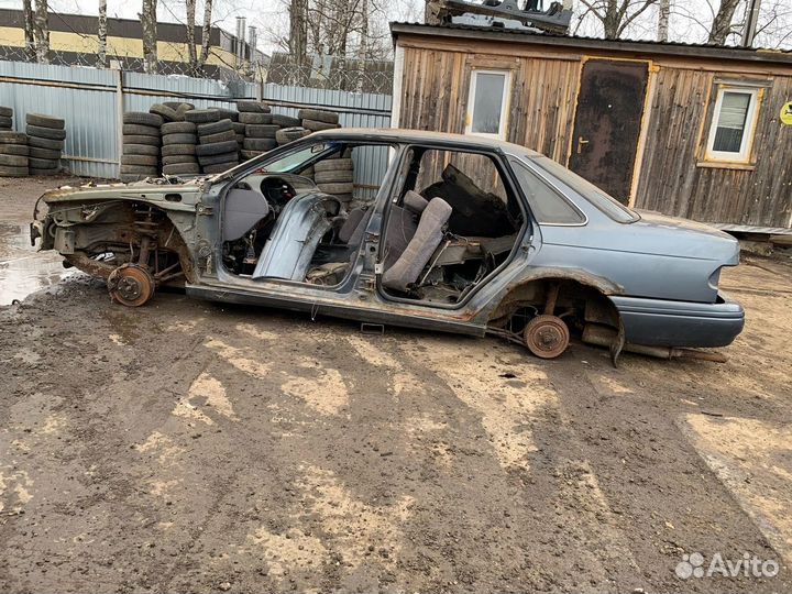 В разборе Ford Taurus 1993