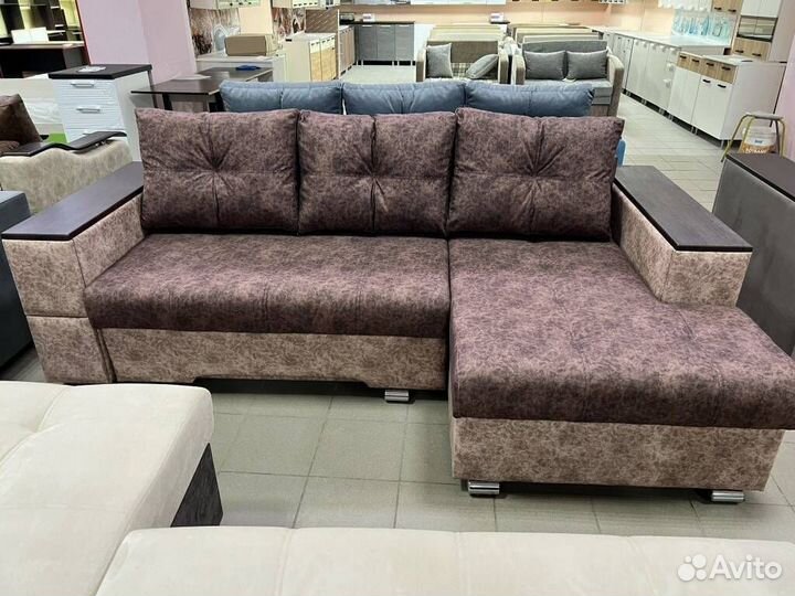 Диван с увеличенной оттоманкой