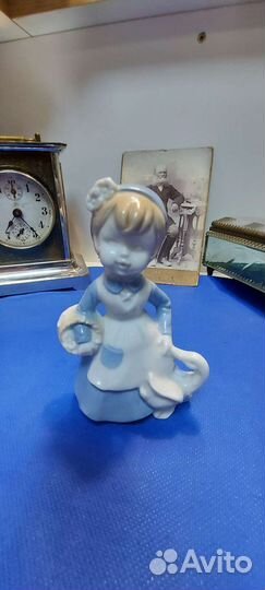Фарфоровая статуэтка Девочка с корзиной и гусемГДР