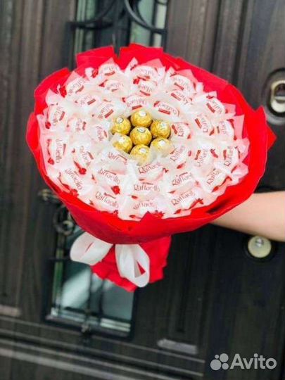 Сладкий букет из конфет Раффаэлло и ферреро роше