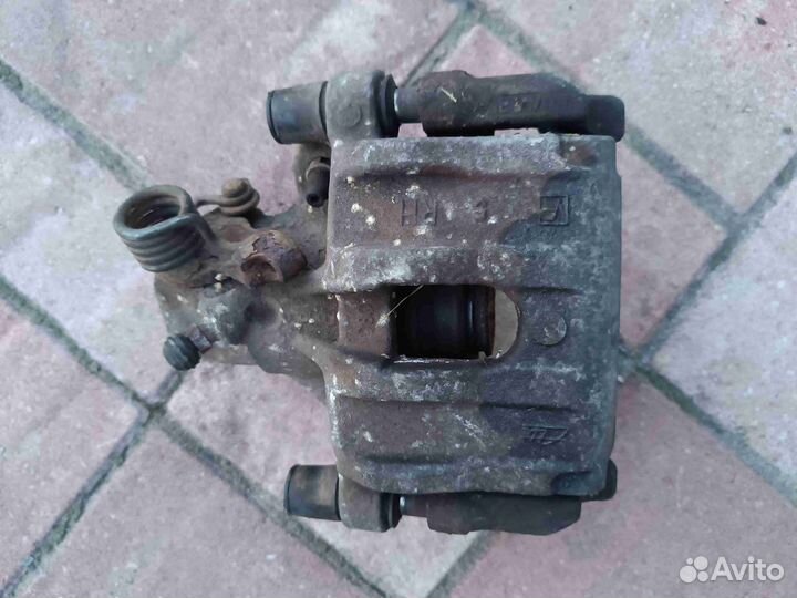 Суппорт задний правый Ford Focus