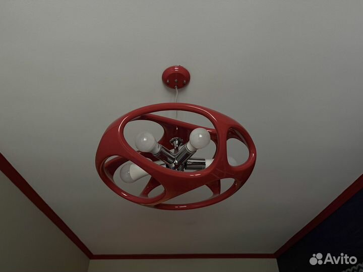 Люстра красного цвета