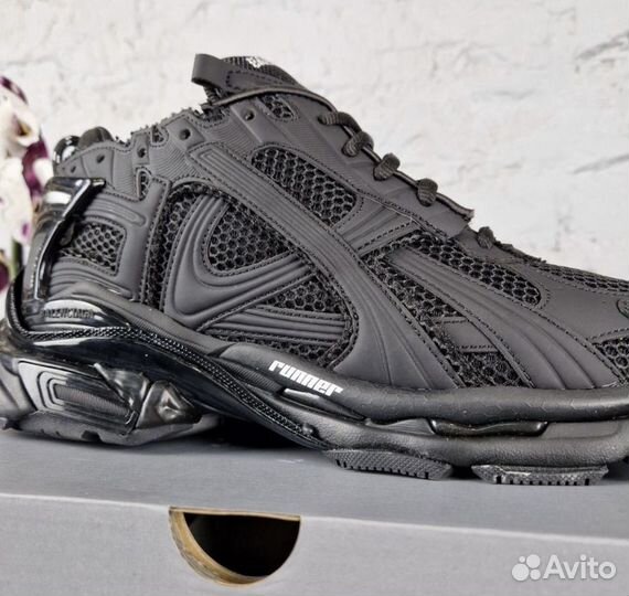 Bаlеnciaga runner black нa pуках