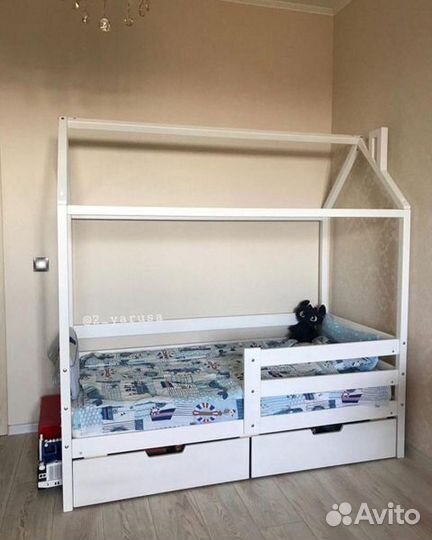 Кроватка детская из массива с бортиком домик