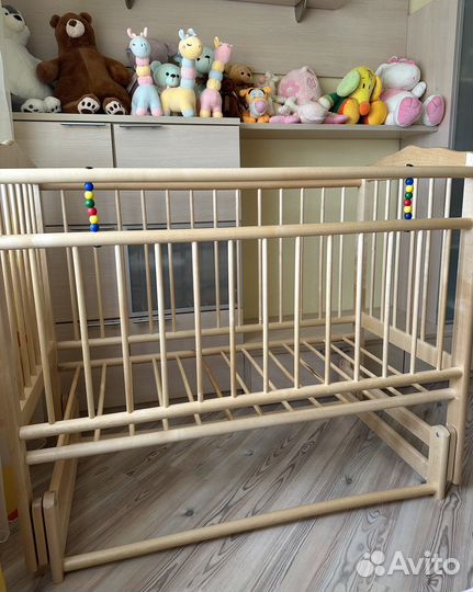 Детская кроватка с маятником