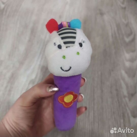 Погремушки и развивающие игрушки для малыша