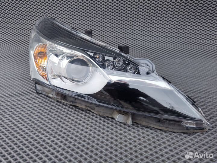 Фара правая ксенон xenon LED Toyota Verso