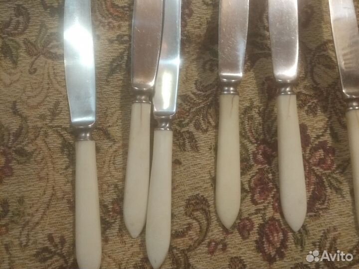 Вилки и ножи с белыми ручками