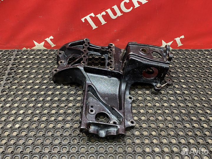 Кронштейн буксировочный правый 2023г