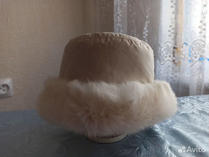 Новая зимняя, красивая женская шапочка