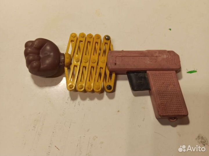 Игрушка пистолет с кулаком
