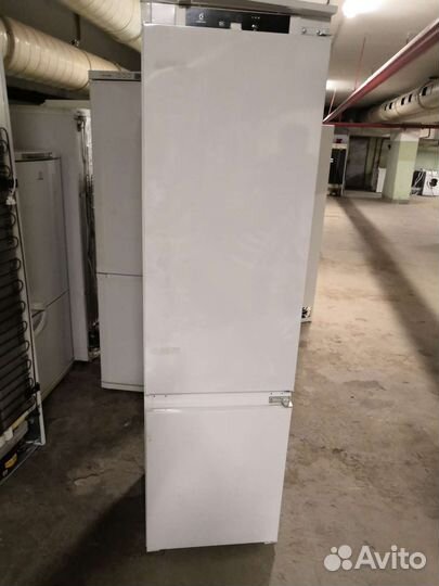 Встраиваемый холодильник whirpool