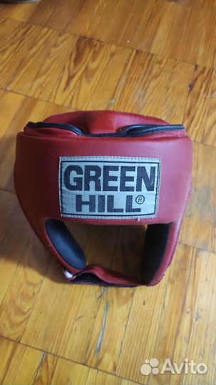 Шлем и боксерские перчатки