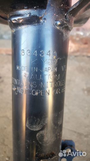 Задние стойки на тойота камри KYB