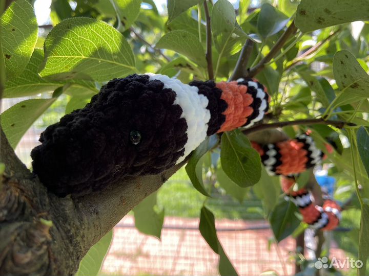 Вязаные змеи ручной работы