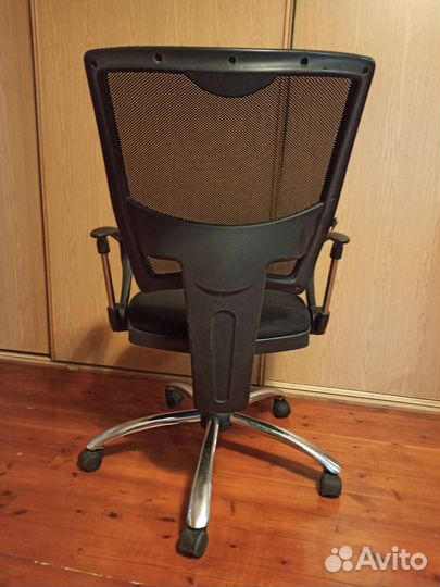 Офисное кресло