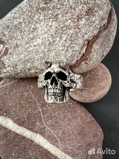 Серебряное кольцо с черепом мужское