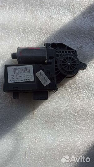 Моторчик стеклоподъёмника передний лев.Peugeot 307