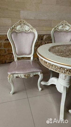 Стол и стулья