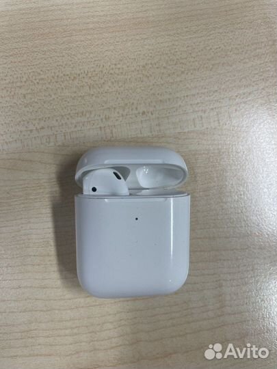 Apple AirPods 2nd Gen with Wireless Charging Case