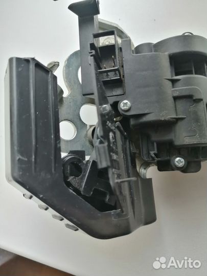 Замок капота