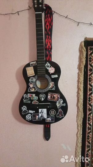 Гитара, Чёрная обклеена наклейками