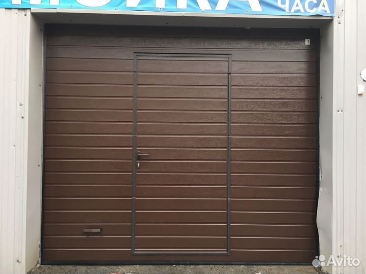 Гаражные секционные ворота для автомойки