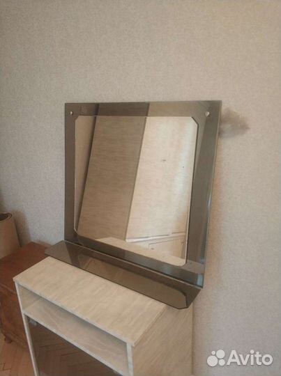 Зеркало в раме с полкой в ванную комнату