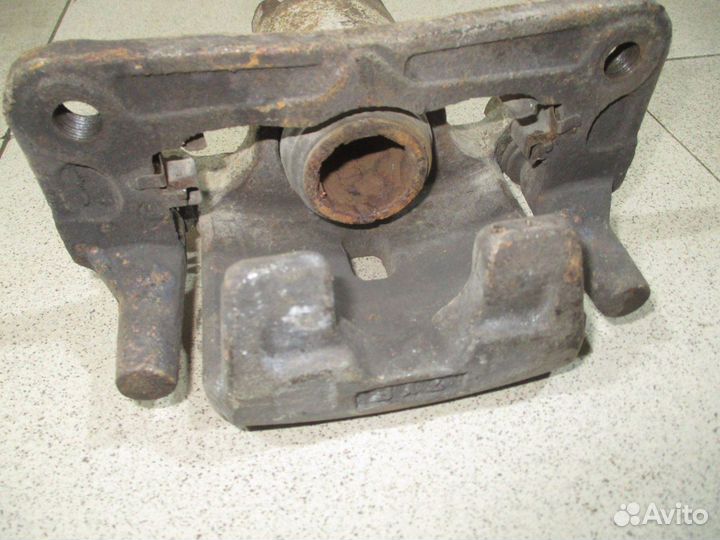 Суппорт задний правый Mitsubishi Pajero 4