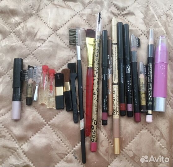 Карандаши для губ и глаз, кисточки для макияжа