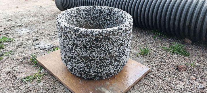 Вазоны, фигурки: бетонные изделия для сада