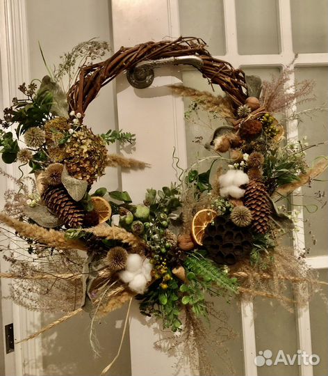 Композиция из искусственных цветов, венок на дверь