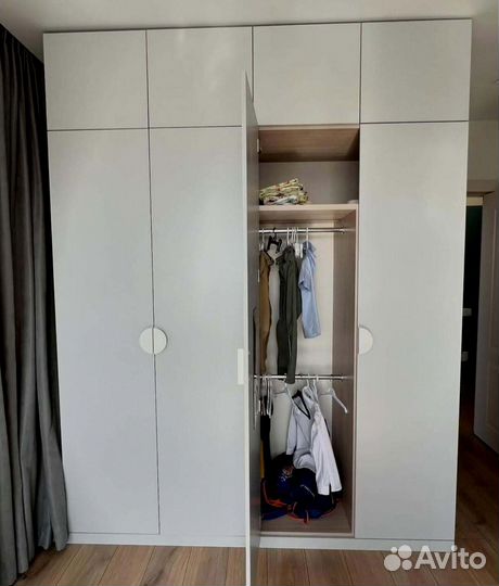 Шкаф распашной с полками