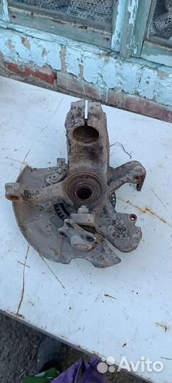 Поворотный кулак левый гольф 4