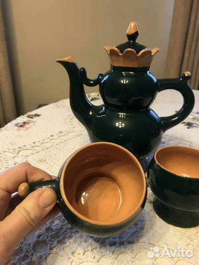 Глиняный кувшин с чашками