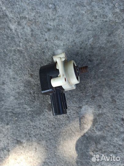 Датчик положения кузова (корректора фар) toyota