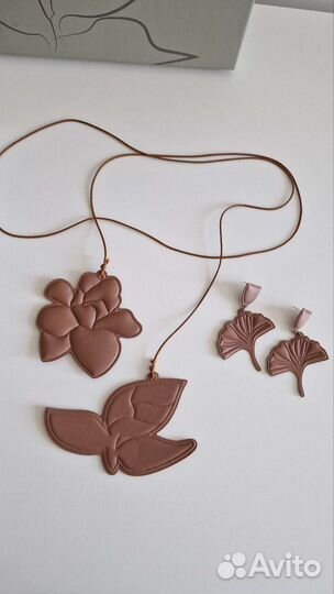 Украшения из кожи