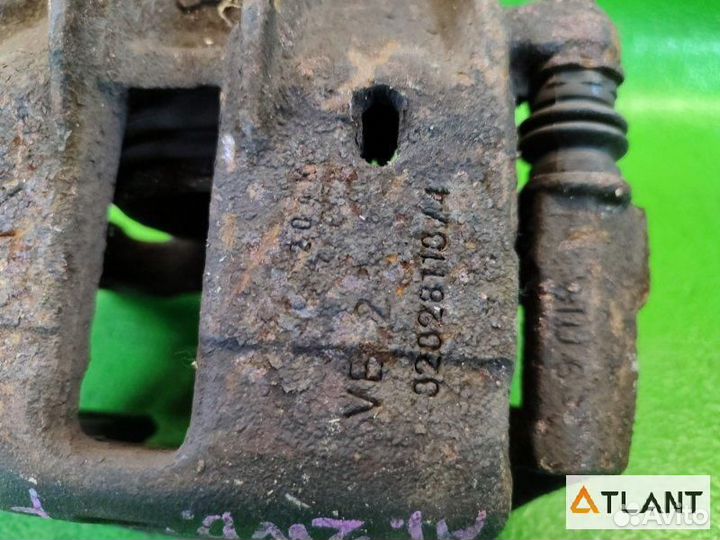 Суппорт передний правый mitsubishi colt