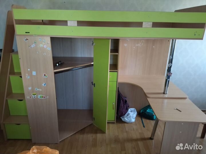 Детская кровать со столом и шкафом