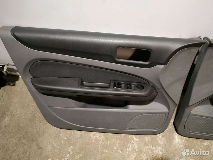 Обшивка передней двери Форд Фокус 2