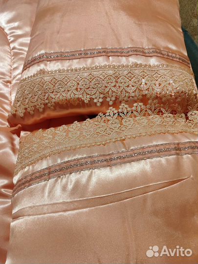 Покрывало атласное с подушками