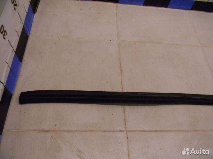 Уплотнитель капота Logan 2005-2014