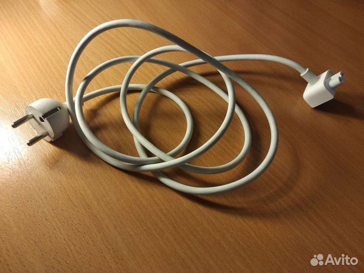 Зарядные устройства Apple для iPhone разные