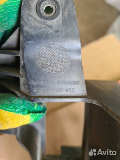 Крепление бампера Renault Sandero 2011