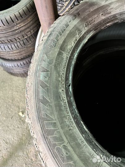 Bridgestone Blizzak Spike-01 235/60 R17 106T