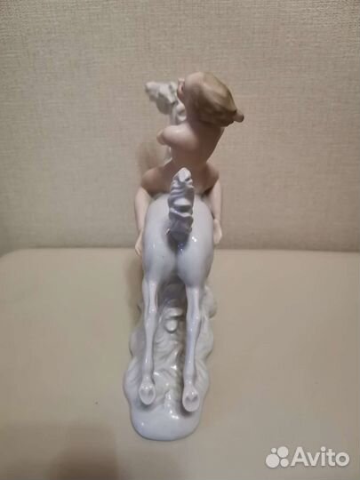 Статуэтка фарфор 