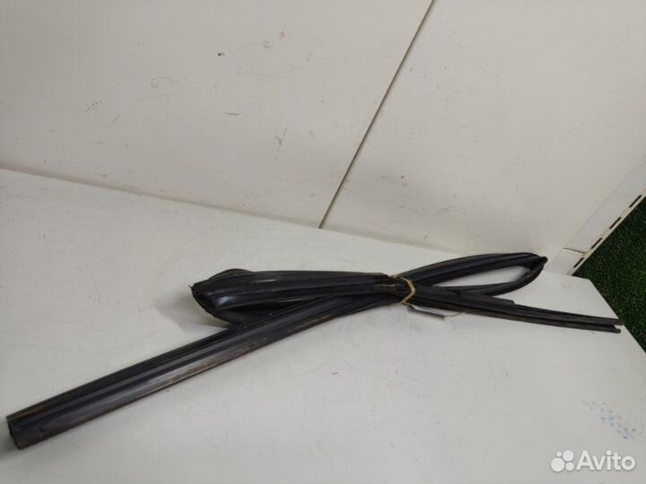 Уплотнитель стекла двери задний правый Nissan