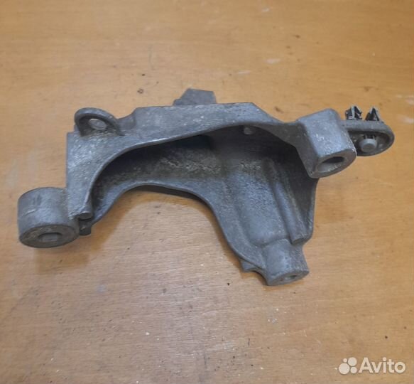 Кронштейн опоры МКПП 6 ст Рено Меган 3
