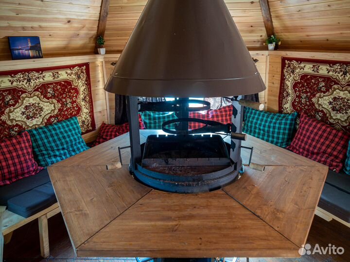 Гриль-домик закрытого типа на берегу озера